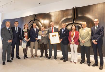 La Cámara de Comercio de Gijón entrega a Caja Rural de Asturias la medalla que conmemora el centenario de FIDMA