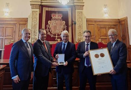 El Tribunal Superior de Justicia del Principado de Asturias recibe la medalla conmemorativa del centenario de FIDMA que entrega la Cámara de Comercio de Gijón