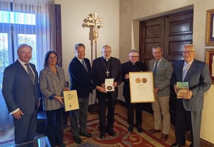 La Cámara de Comercio de Gijón entrega la medalla conmemorativa del centenario de FIDMA al Arzobispado de Oviedo