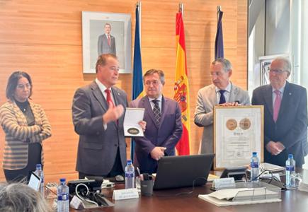 La Cámara de Comercio de Gijón entrega la medalla conmemorativa del centenario de FIDMA a la Autoridad Portuaria de Gijón