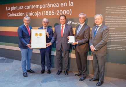 Unicaja recibe de la Cámara de Comercio de Gijón la medalla del centenario de la Feria de Muestras