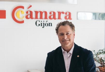 El presidente de la Cámara de Comercio de Gijón, Félix Baragaño, galardonado con el Premio Gijonés del Año