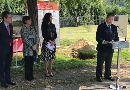 La alcaldesa de de Gijón y el presidente de la Cámara escenifican la puesta en marcha de las obras de la incubadora Equilibria