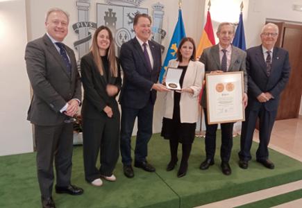 La Delegación del Gobierno de España recibe la medalla conmemorativa del centenario de FIDMA