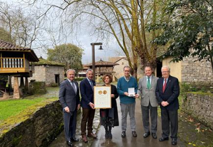 La Cámara de Comercio de Gijón entrega la medalla conmemorativa del centenario de FIDMA al Museo del Pueblo de Asturias