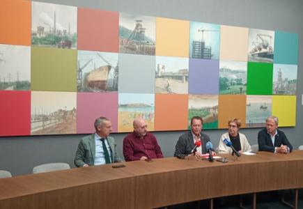 Pelayo Ortega presenta el mural encargado por la Cámara de Comercio de Gijón para conmemorar su 125 aniversario