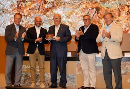 José Carlos González recibe el Premio Ateneo Jovellanos por su larga trayectoria empresarial