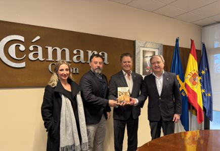 El Colegio de Agentes Comerciales de Gijón entrega el libro de su centenario a la Cámara de Comercio de Gijón